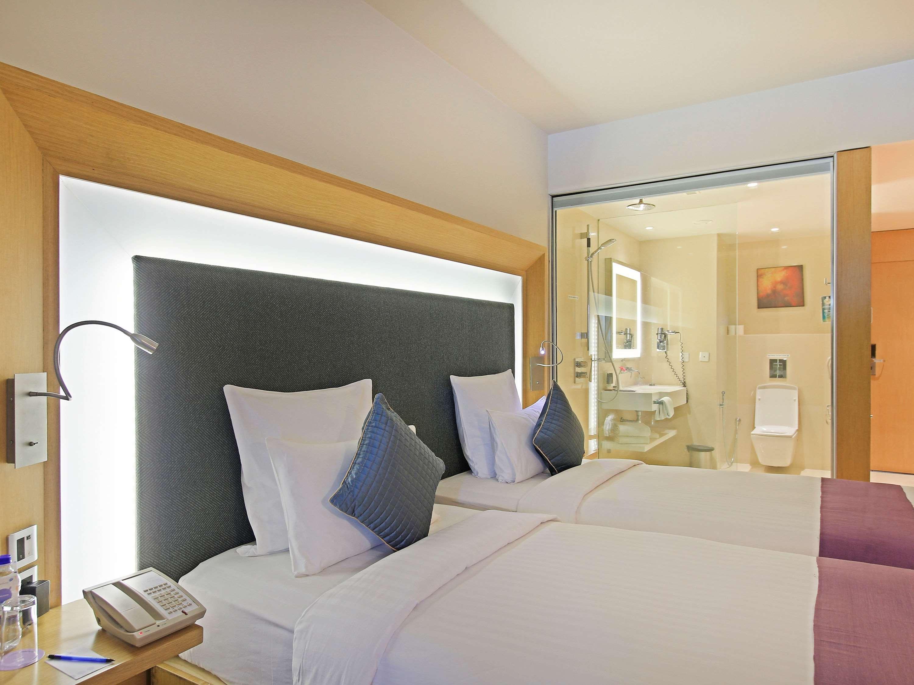Novotel Visakhapatnam Varun Beach Exterior foto A typical room at the hotel