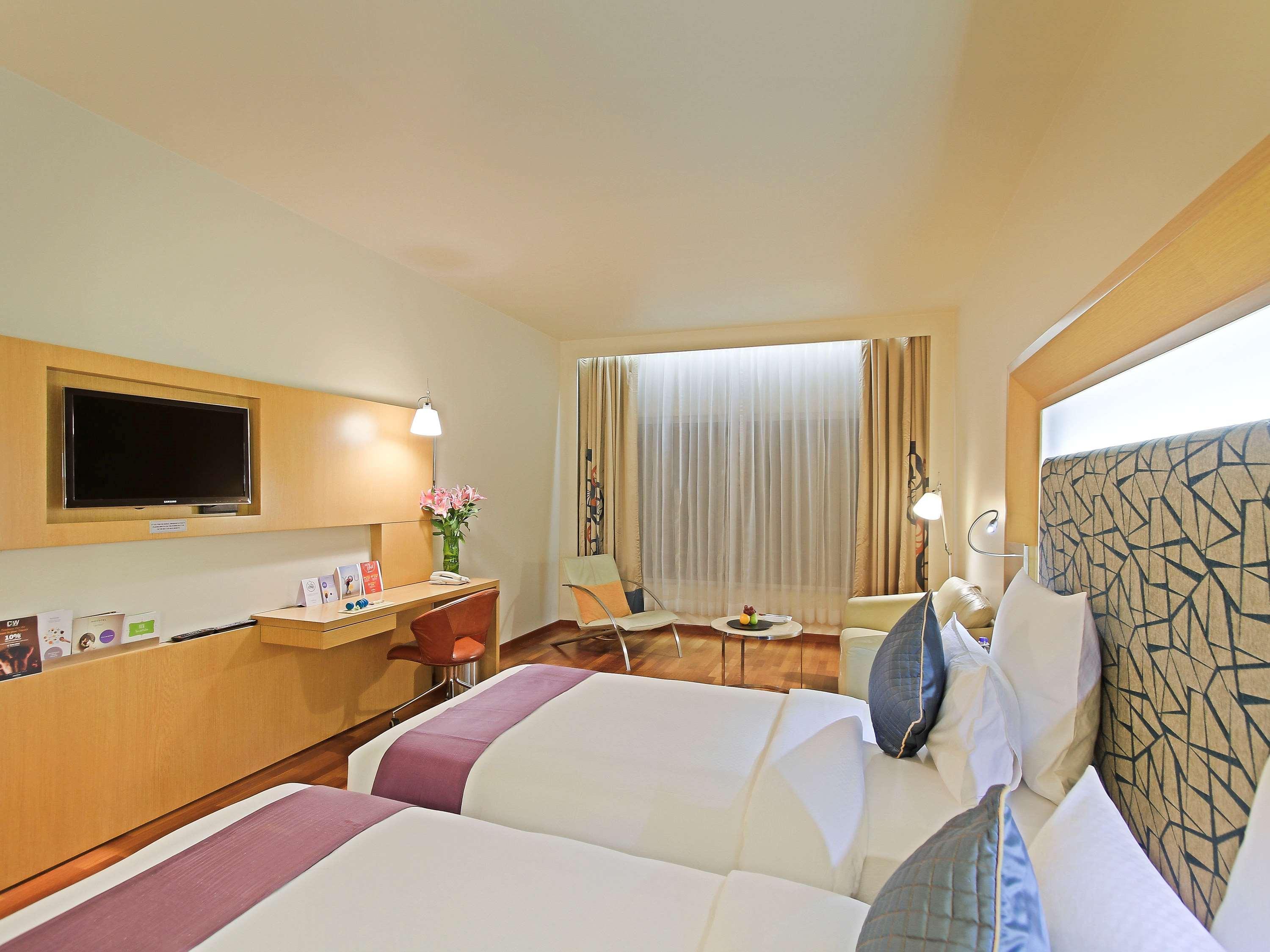 Novotel Visakhapatnam Varun Beach Exterior foto A room at the hotel