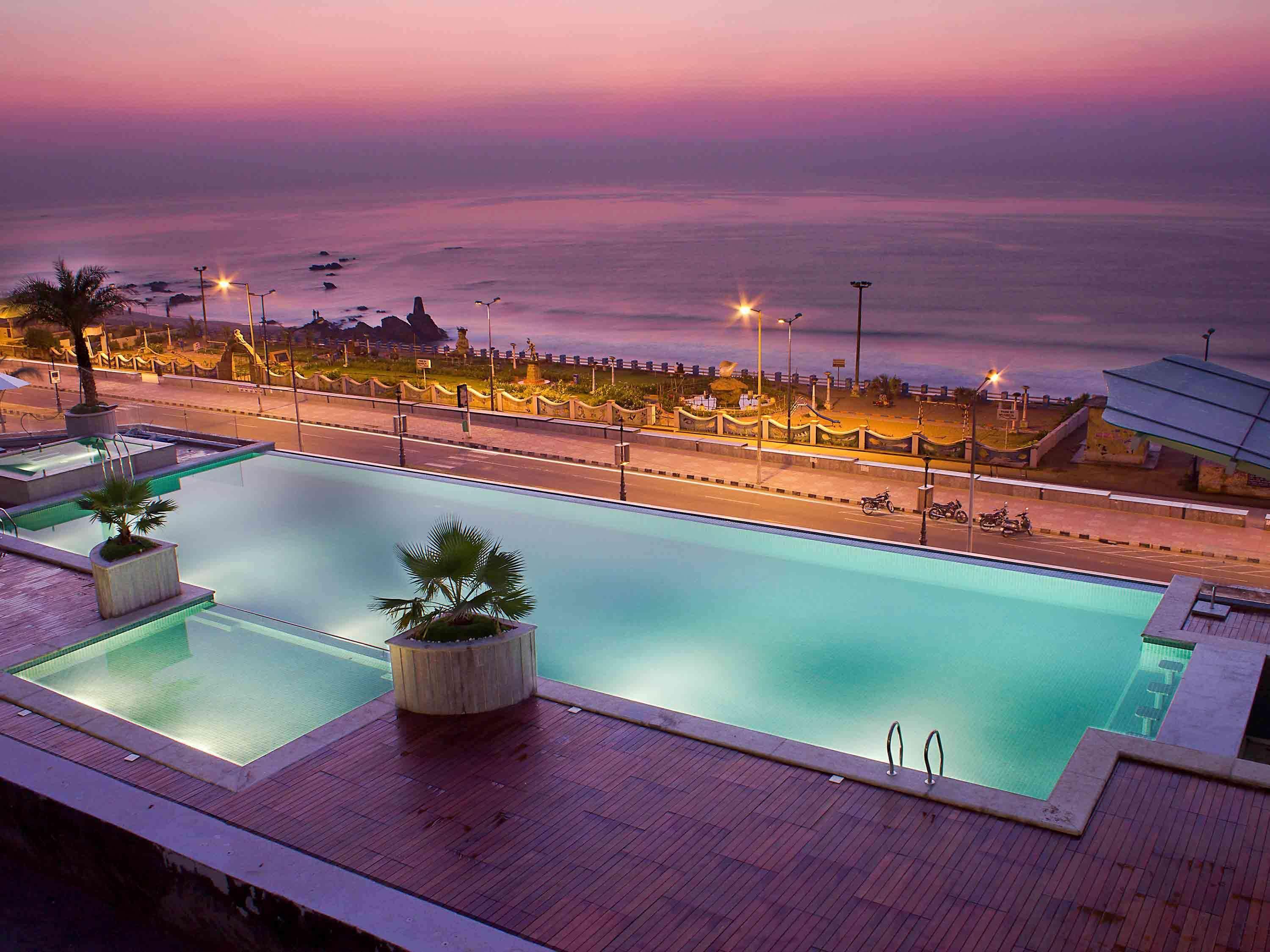 Novotel Visakhapatnam Varun Beach Exterior foto The swimming pool at the hotel