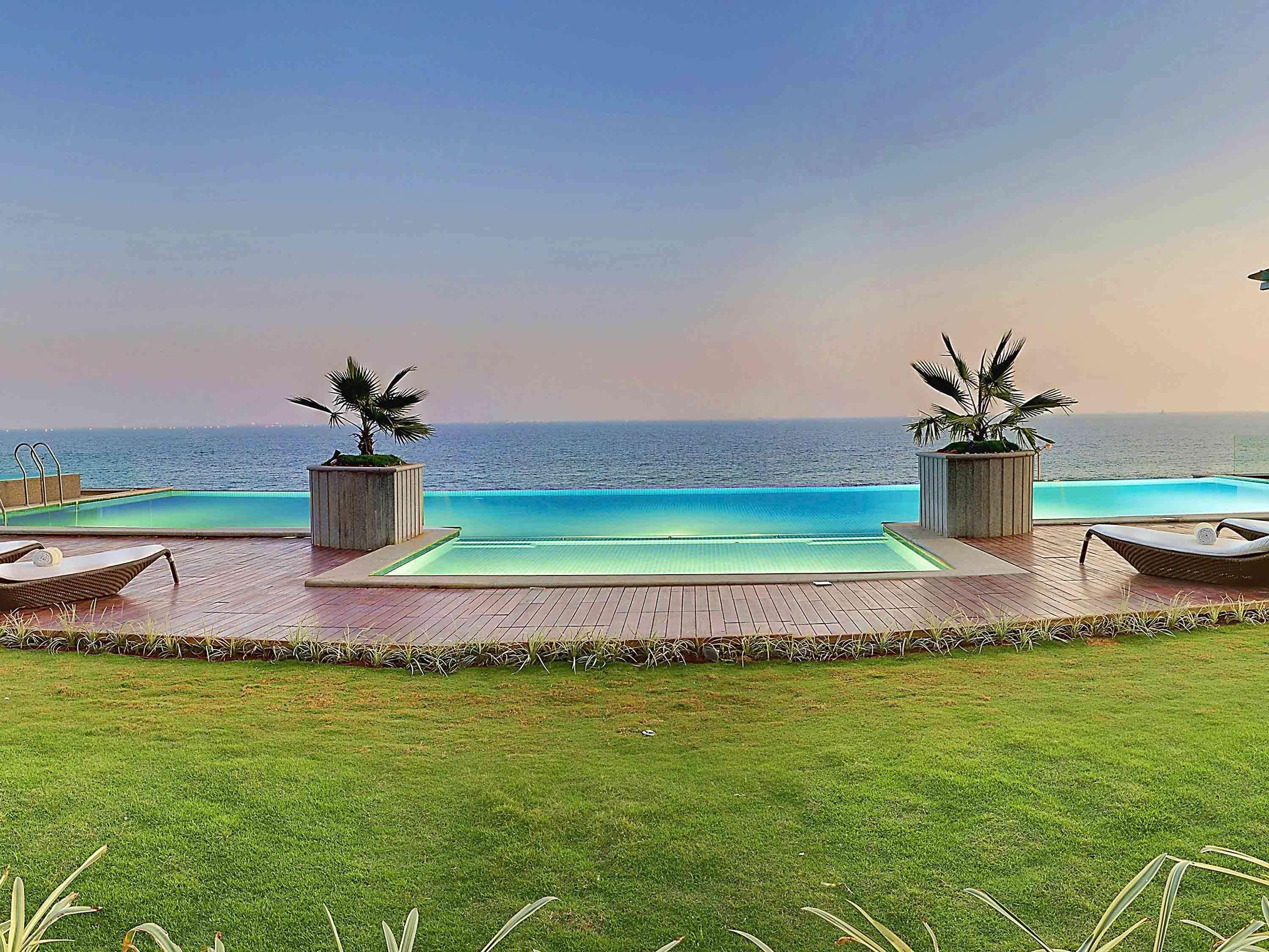 Novotel Visakhapatnam Varun Beach Exterior foto Infinity pool at the resort
