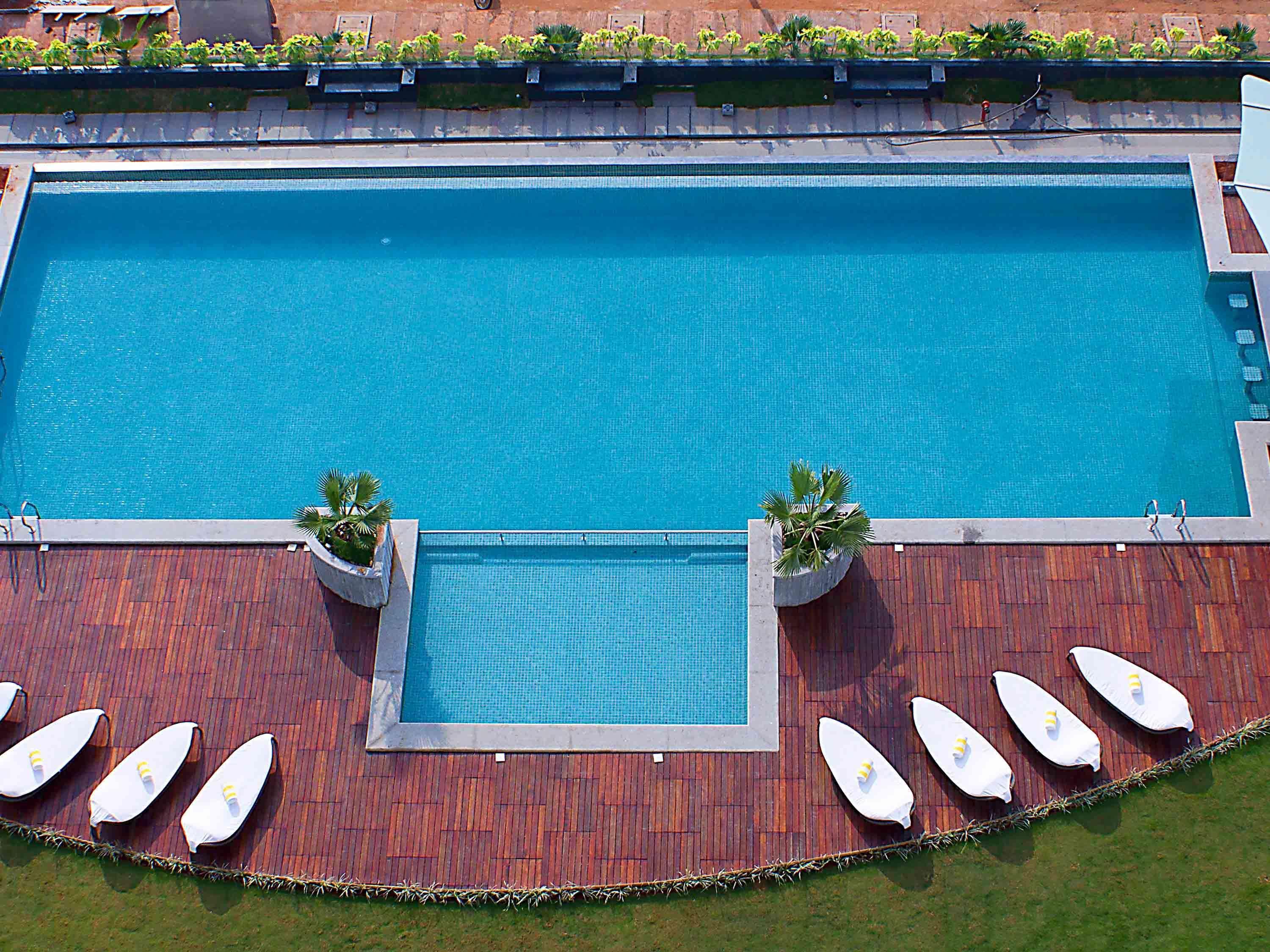 Novotel Visakhapatnam Varun Beach Exterior foto The swimming pool at the hotel