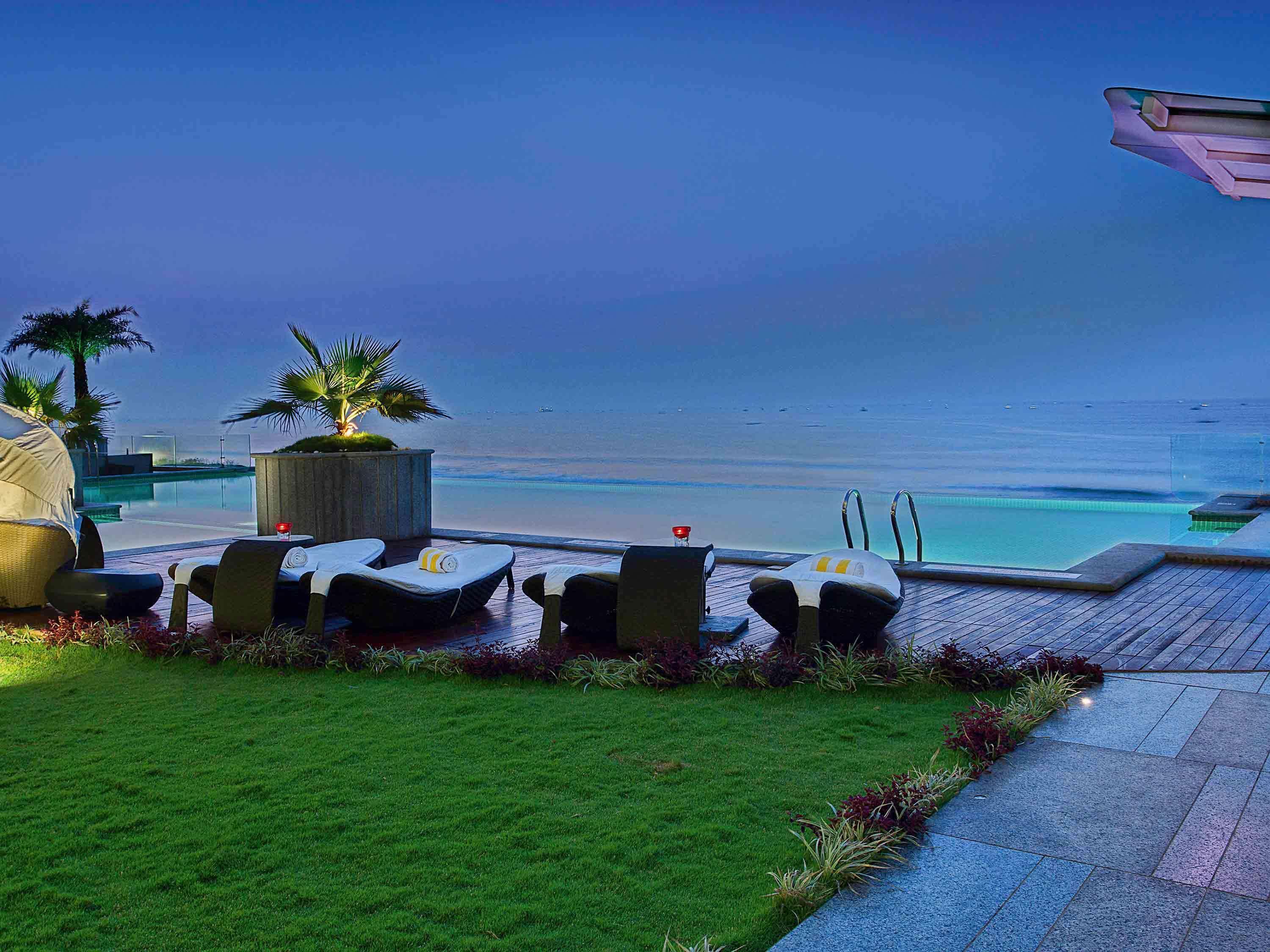 Novotel Visakhapatnam Varun Beach Exterior foto The pool at the hotel
