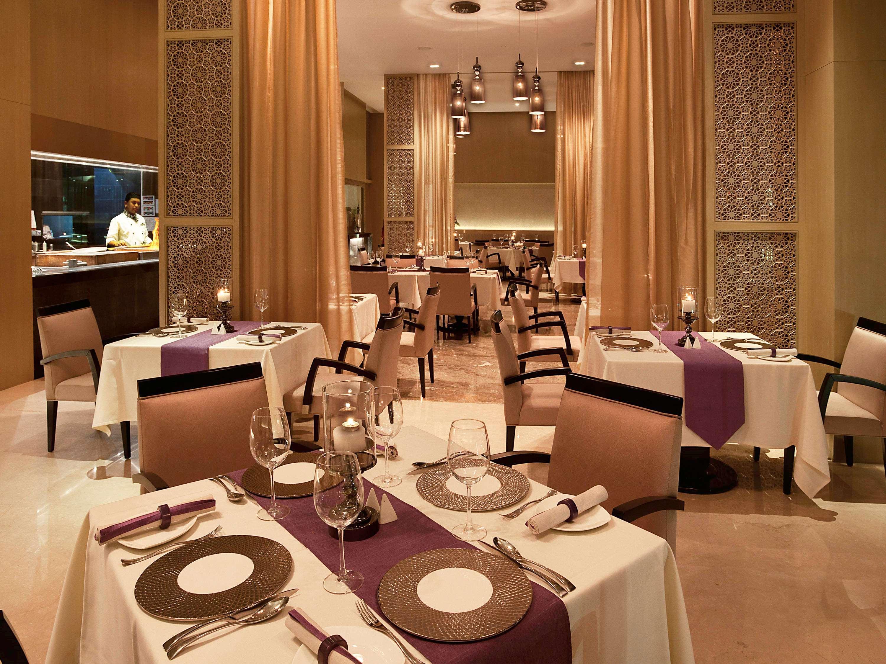Novotel Visakhapatnam Varun Beach Exterior foto The restaurant