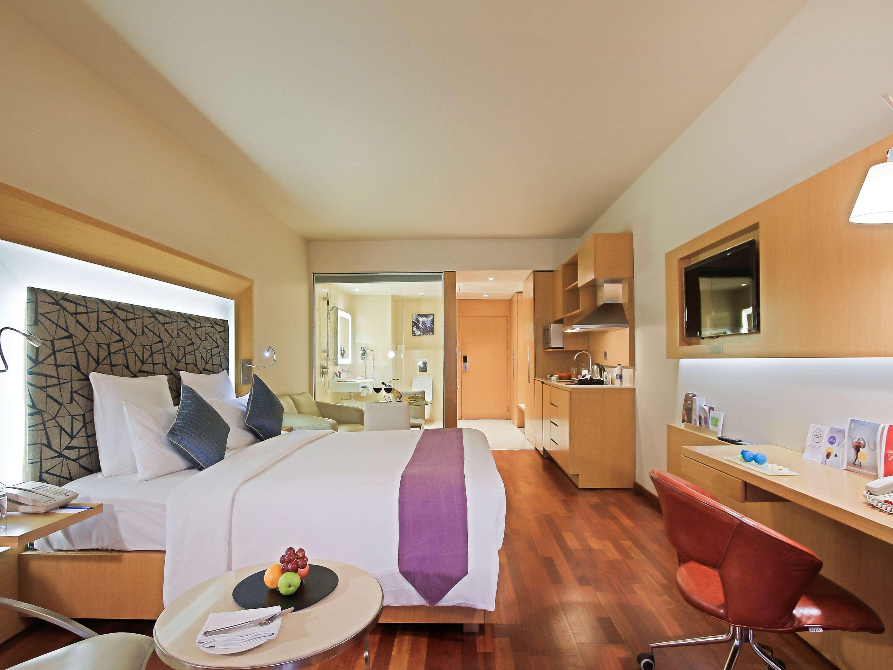 Novotel Visakhapatnam Varun Beach Exterior foto A room at the hotel