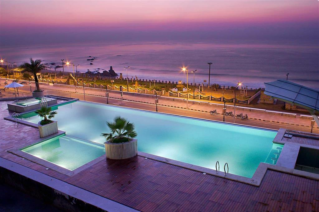Novotel Visakhapatnam Varun Beach Exterior foto The swimming pool at the hotel