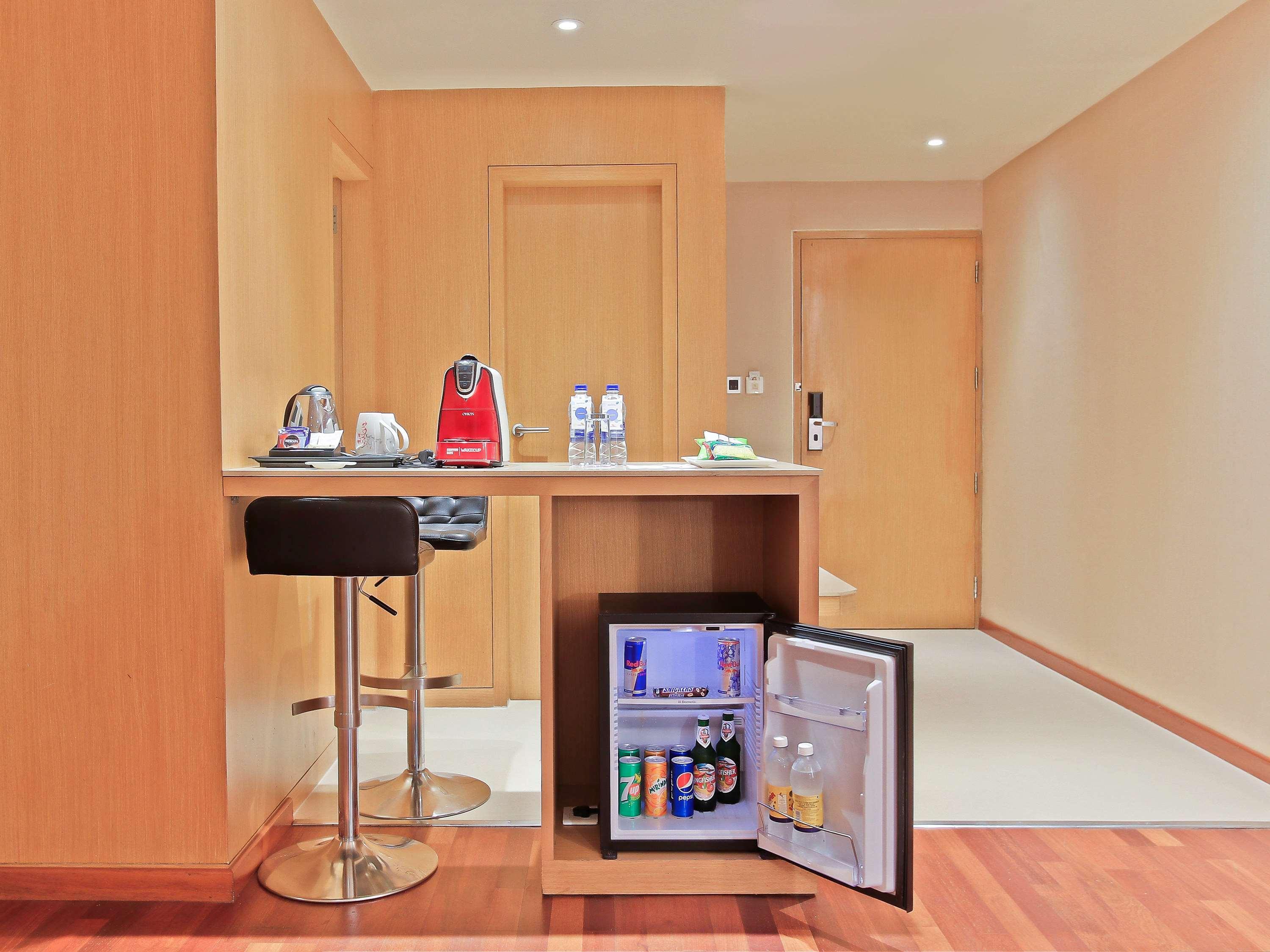 Novotel Visakhapatnam Varun Beach Exterior foto A mini-bar in a hotel room