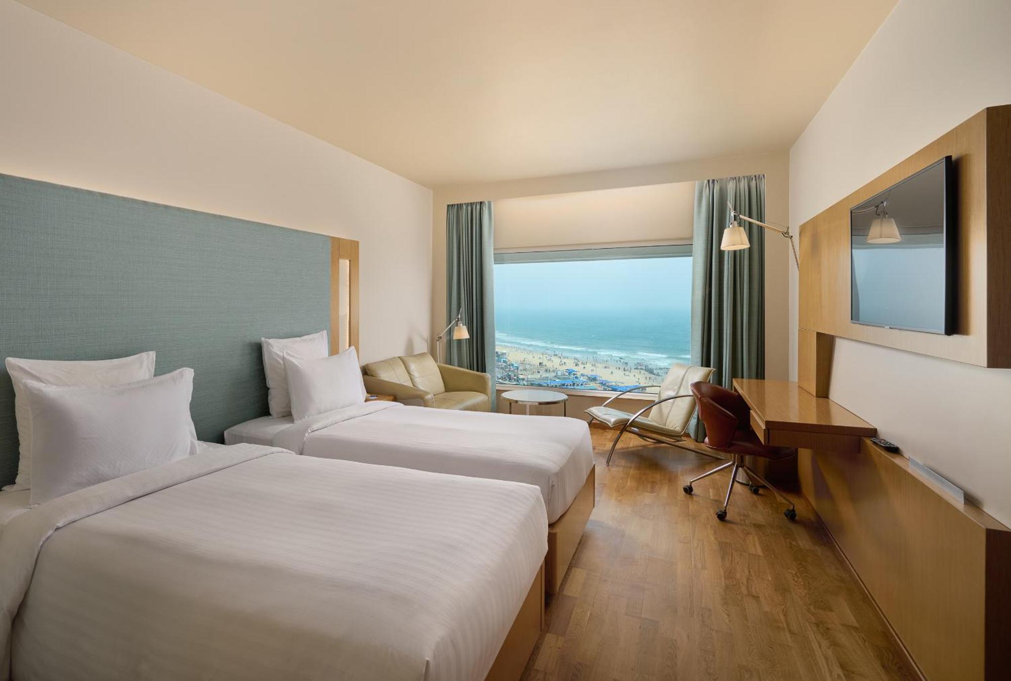 Novotel Visakhapatnam Varun Beach Exterior foto A room at the hotel