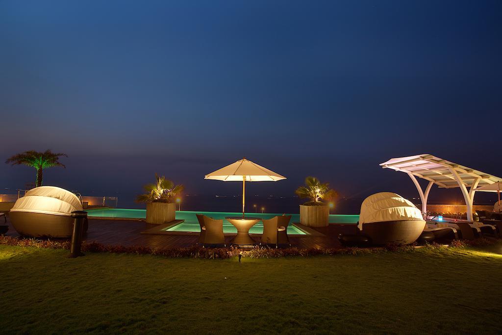 Novotel Visakhapatnam Varun Beach Exterior foto The pool at the hotel