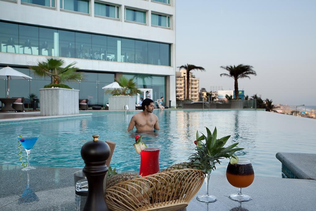 Novotel Visakhapatnam Varun Beach Exterior foto Pool at the Park