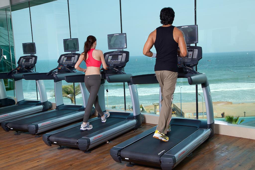 Novotel Visakhapatnam Varun Beach Exterior foto A treadmill