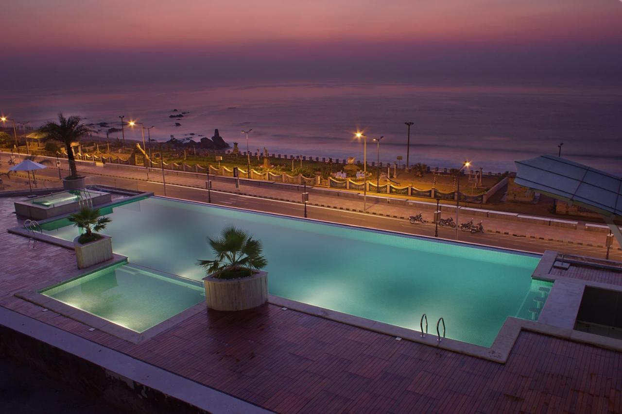 Novotel Visakhapatnam Varun Beach Exterior foto The swimming pool at the hotel