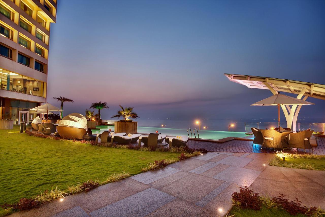 Novotel Visakhapatnam Varun Beach Exterior foto The swimming pool at the hotel